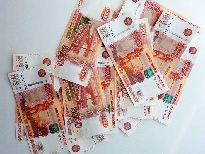 Курс рубля возобновил снижение