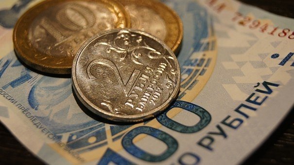 Рубль слабеет на открытии торгов