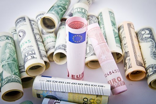 Доллар и евро дешевеют