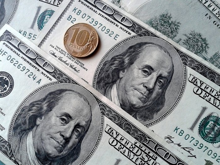 Рубль укрепляется к доллару и слабеет к евро