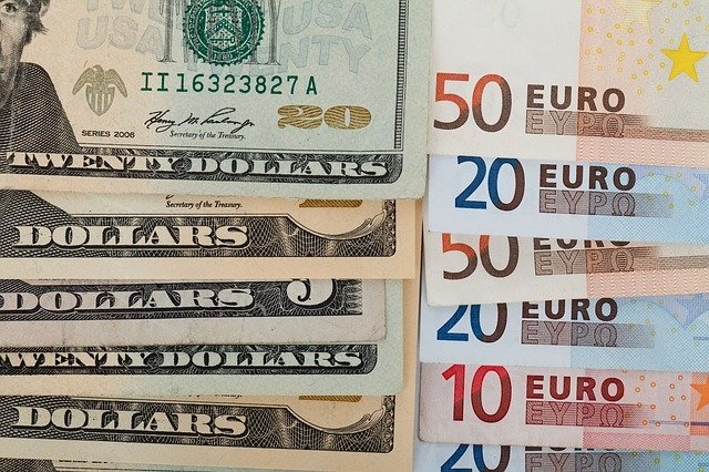 Рубль укрепляется к доллару и дешевеет к евро