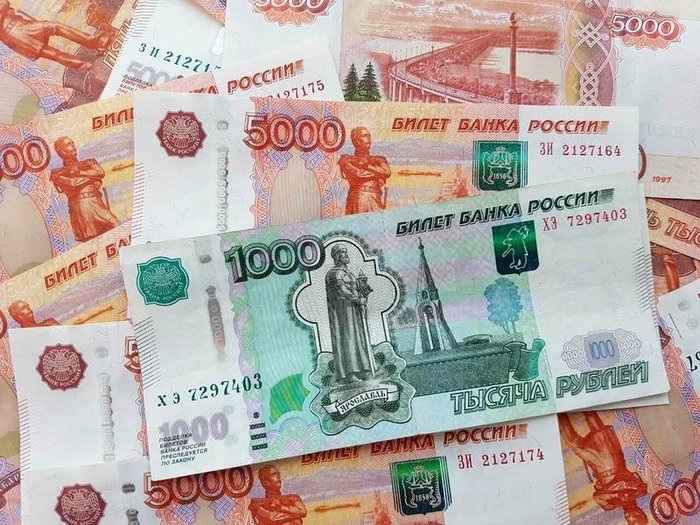 Рубль дешевеет на открытии торгов