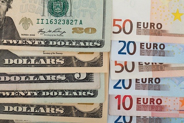 ​Рубль уступает доллару и евро