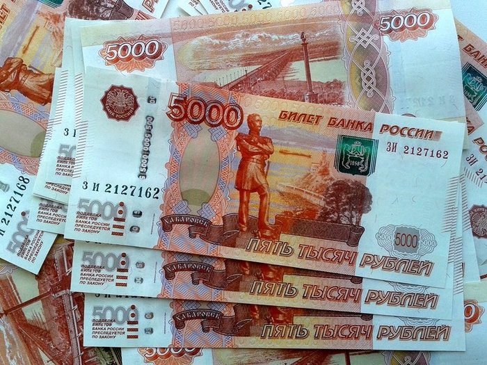 ​Рубль укрепляется к евро и слабеет к доллару