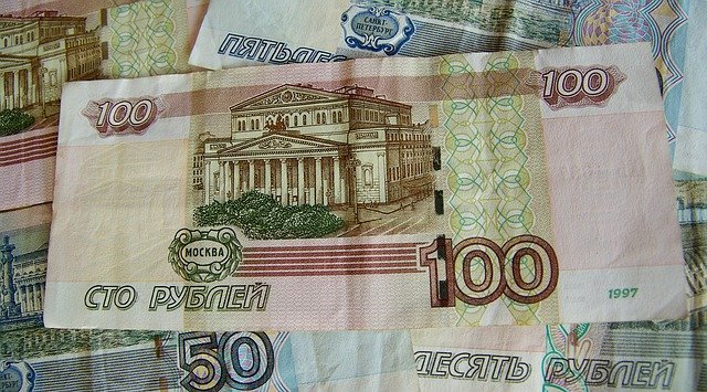 ​Рубль слабеет на открытии торгов