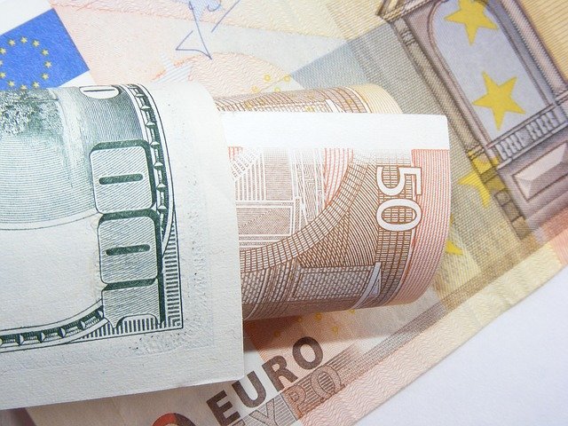 ​Рубль укрепляется к доллару и евро