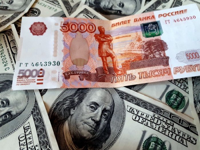 ​Рубль укрепляется на открытии торгов
