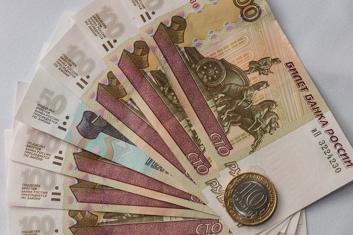 ​Рубль отступает в парах с долларом и евро