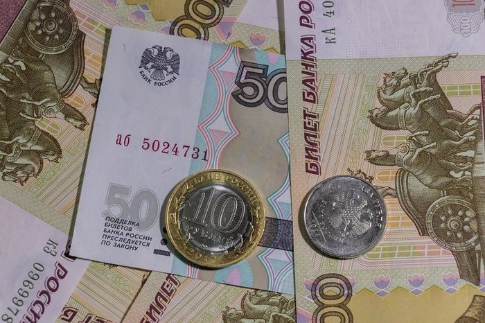 Рубль слабеет к доллару и евро