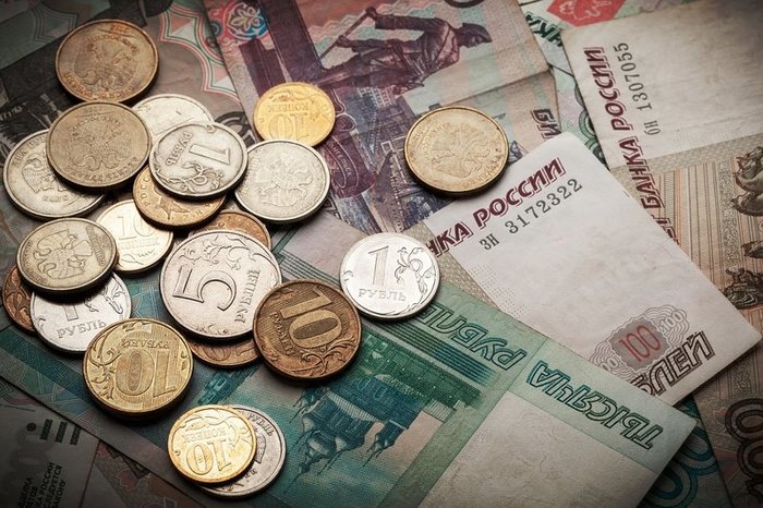 ​Рубль укрепляется на открытии торгов