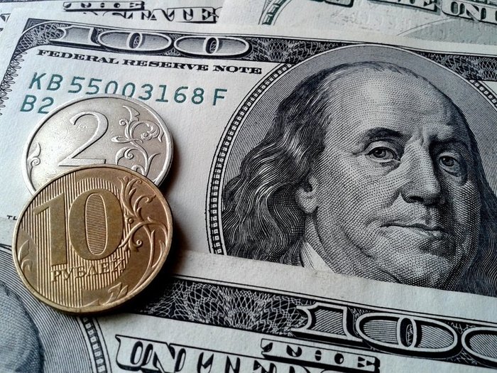 ​Рубль дешевеет к доллару и укрепляется к евро