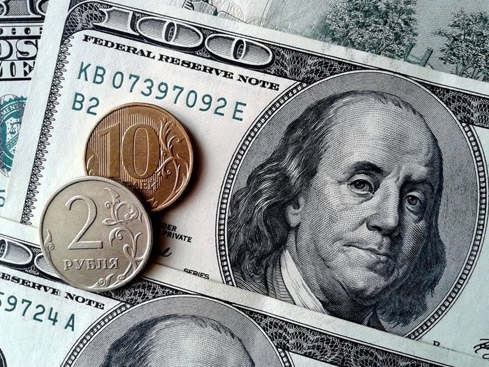 ​Рубль укрепляется к евро и дешевеет к доллару