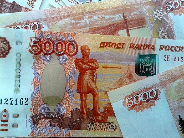 Рубль укрепляется на открытии торгов