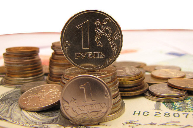 ​Рубль укрепляется к доллару и дешевеет к евро