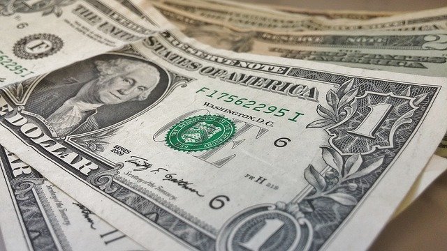 Курс доллара ушел ниже 66 рублей