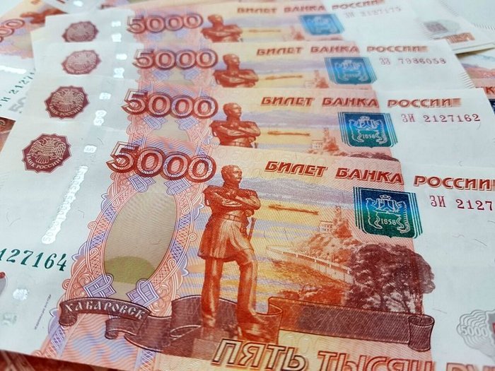 Рубль укрепляется на открытии торгов