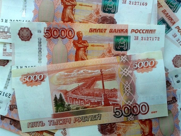Рубль укрепляется на старте торгов
