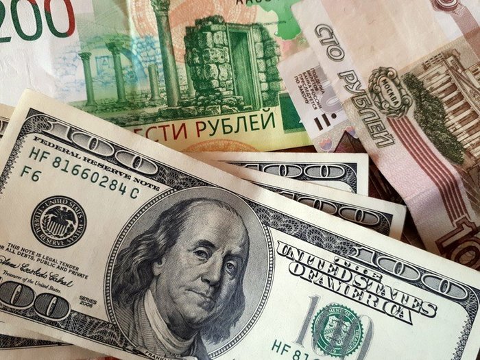 Рубль немного укрепляется в начале торгов