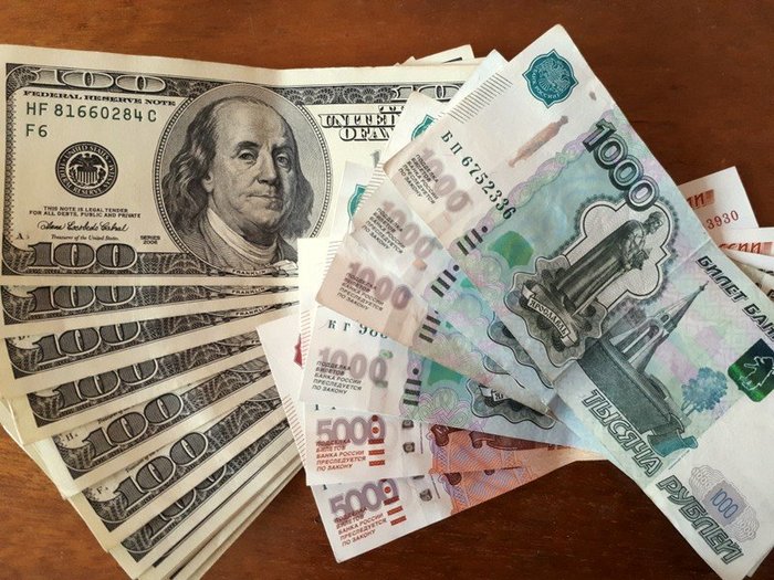 ​Рубль дешевеет на открытии торгов