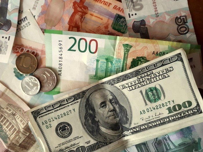 Рубль укрепляется к доллару и слабеет к евро
