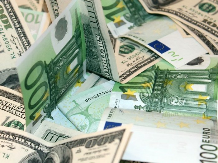 ​Рубль дешевеет к доллару и укрепляется к евро