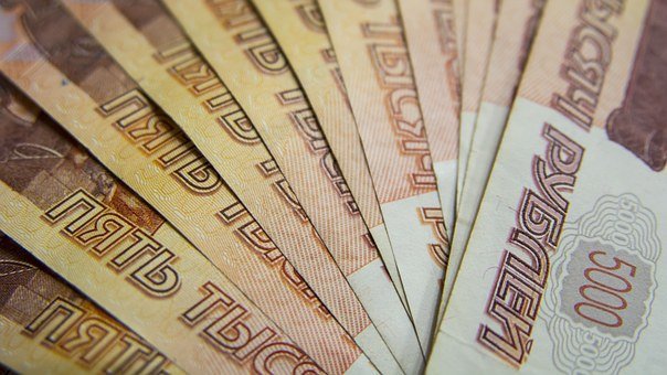 ​Рубль дешевеет на открытии торгов