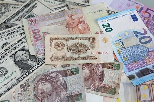 Доллар и евро дорожают к рублю