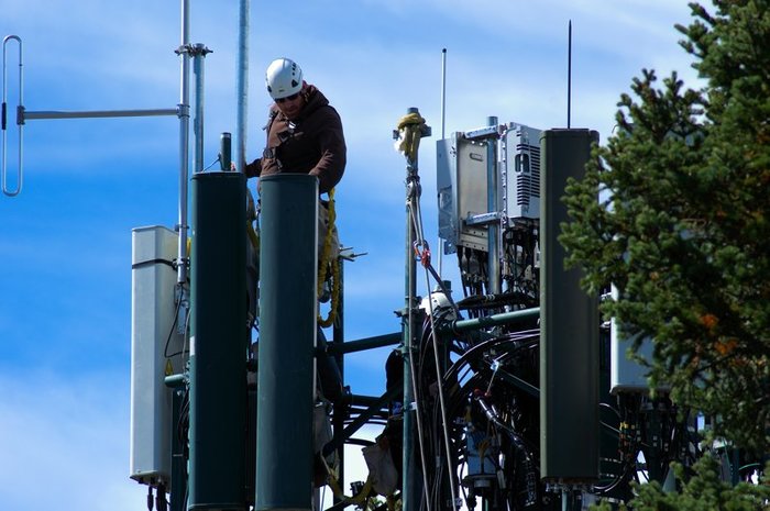 ​Сторонники теории заговора 5G сжигают вышки связи