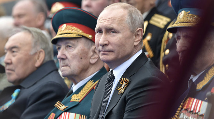 Ветеранов изолировали перед парадом с Путиным
