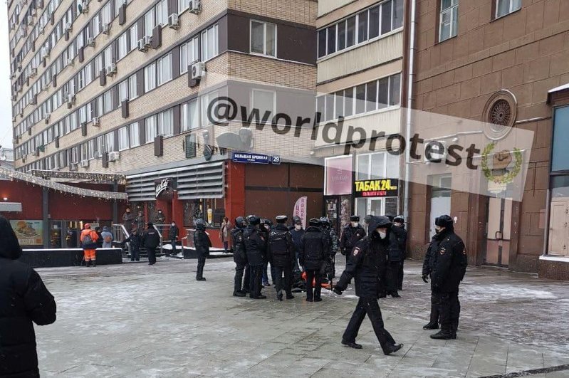 В центре Москвы мужчина совершил самоподжог - очевидцы