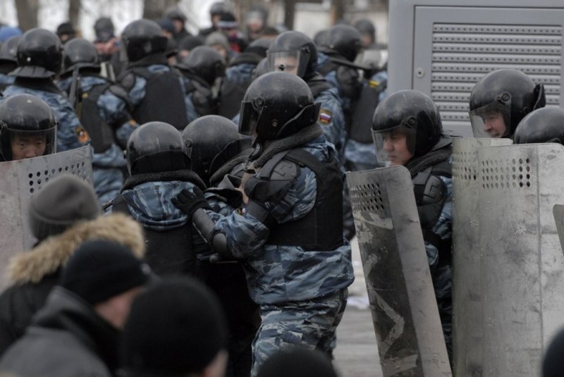 В Москве во время митинга сторонника Навального скинули с фонаря