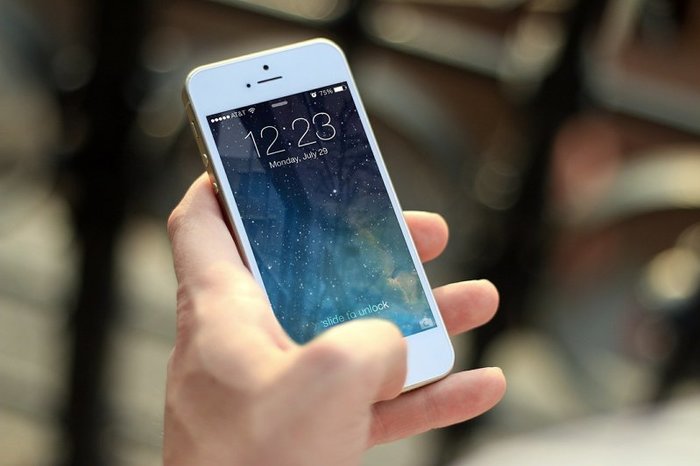 Apple разрабатывают iPhone со складным экраном, — СМИ