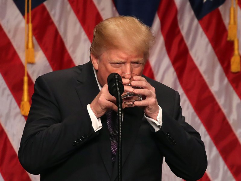 Байден убрал кнопку вызова диетической колы, которую установил Трамп