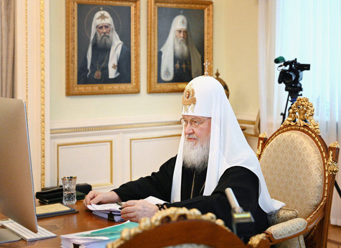 Патриарх Кирилл призвал молиться за больных COVID-19