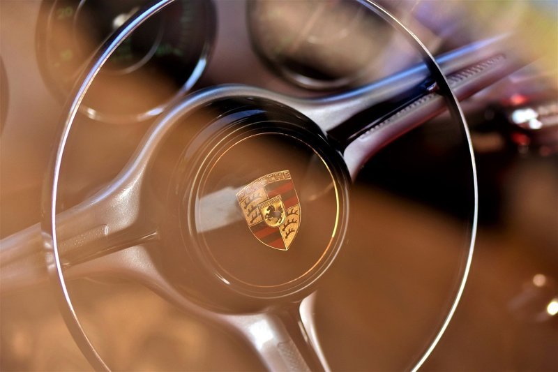 Ржавый 50-летний Porsche продали за колоссальную сумму