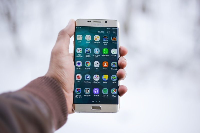 Android 12 решит проблему больших смартфонов
