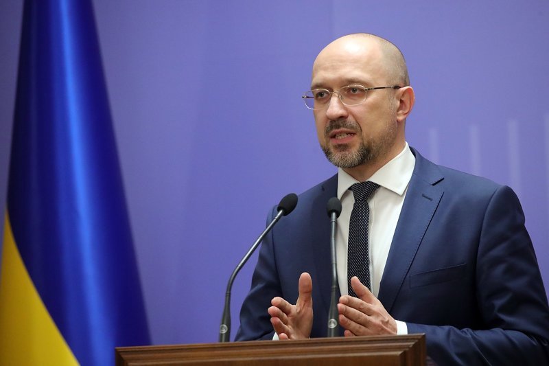 Премьер Украины потребовал объяснений у зама из-за фото с Кадыровым
