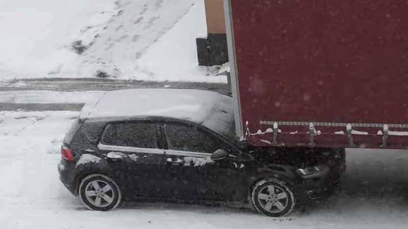 Volkswagen Golf припарковали под прицепом фуры