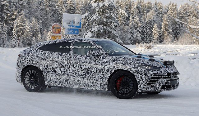 Новый Lamborghini впервые засняли на дорогах