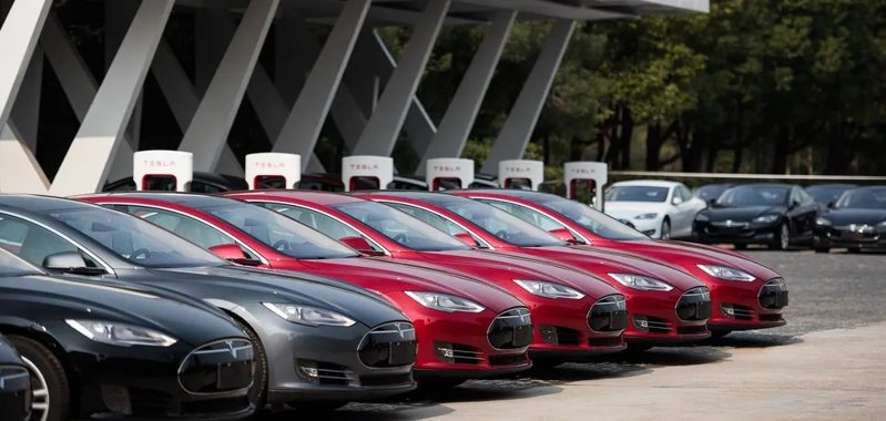 Одновременное обновление сотен Tesla показали на видео: похоже на восстание машин