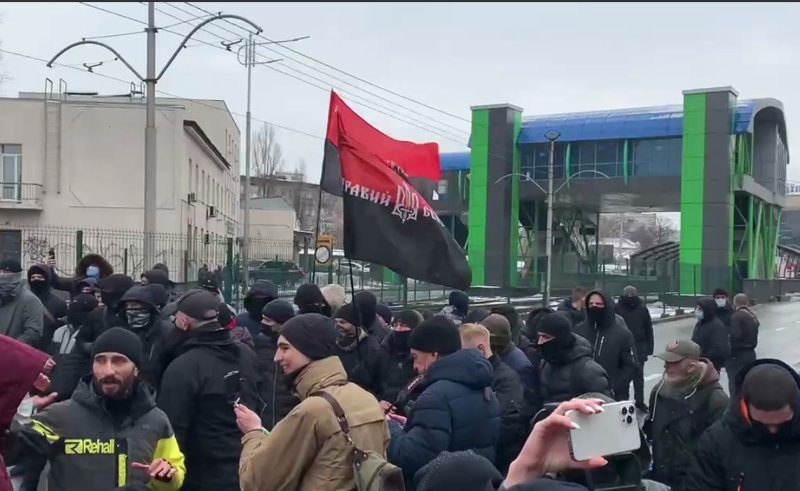 Украинские националисты штурмуют офис телеканала "Наш"