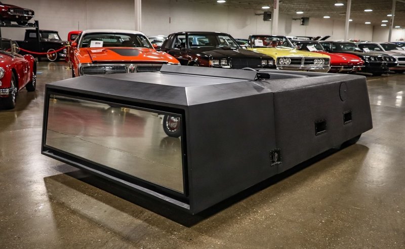 Самый необычный американский автомобиль в форме кирпича с зеркалом