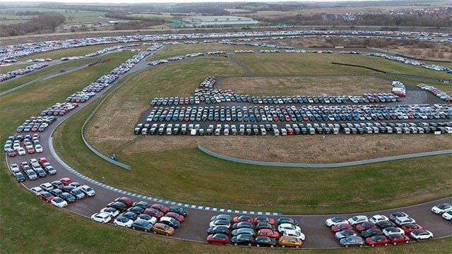 Закрытый гоночный трек превратили в огромный склад ненужных авто