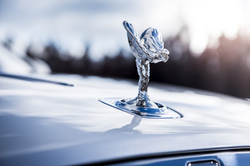 Rolls-Royce отметил юбилей знаменитой "летящей леди"