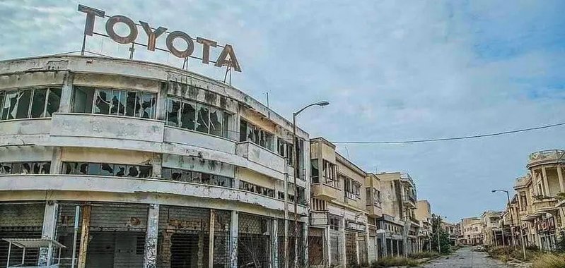 В сети показали город-призрак с десятками ретромашин