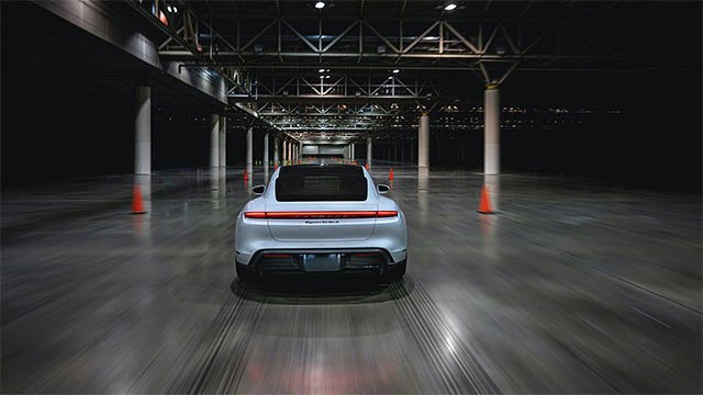 Porsche разогнали до 165 км/ч в помещении