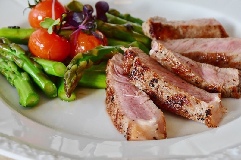 Жарим мясо вкусно и правильно: советы шеф-повара