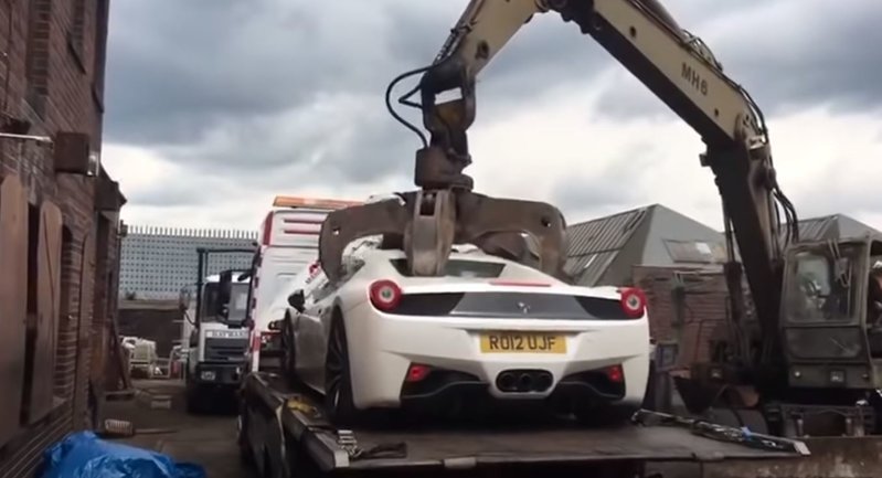 Ferrari за 200 тысяч фунтов отправили под пресс: владелец подал в суд