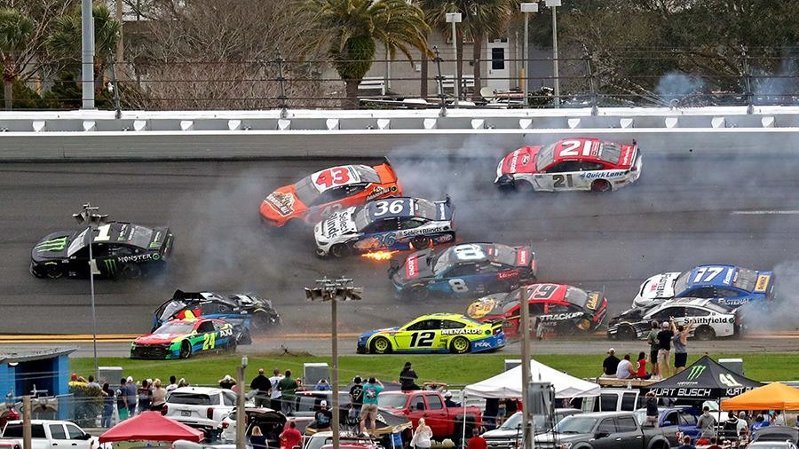 Во время первой гонки нового сезона NASCAR случилась чудовищная авария