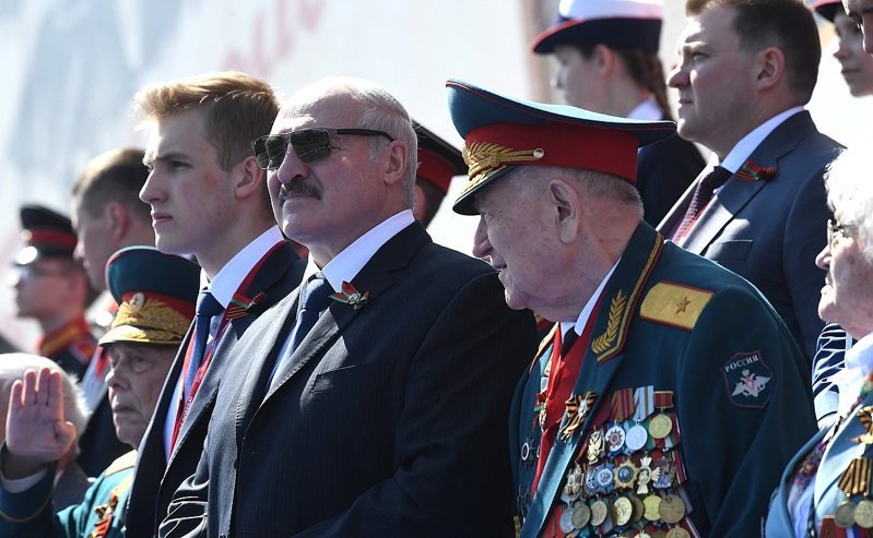 Круг Лукашенко зарабатывает миллиарды на контрабанде сигарет в Россию, — СМИ